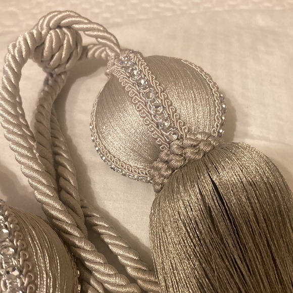 Curtain holders - Picture 2 of 7